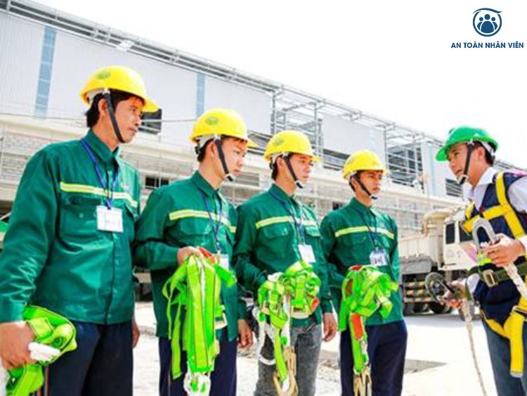 Công tác an toàn lao động giúp ngăn ngừa tai nạn và bảo vệ sức khỏe người lao động.
