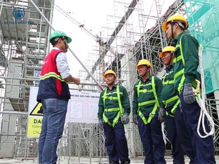 Doanh nghiệp triển khai biện pháp an toàn lao động nhằm giảm thiểu rủi ro tại nơi làm việc.