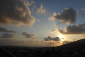 Bản chất bức xạ mặt trời là sóng điện từ mang năng lượng phát ra từ Mặt Trời.