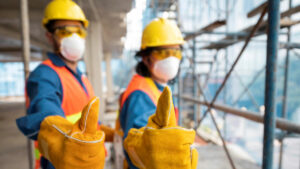 Người làm việc trong môi trường có nguy cơ rủi ro cao cần có thẻ an toàn lao động.