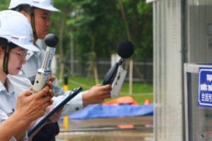 2 người nhân viên của đơn vị đo quan trắc tiếng ồn