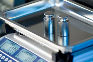 Hiệu chuẩn cân là kiểm tra và đảm bảo cân đo chính xác.