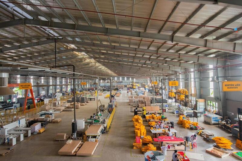 Nhà máy có rất nhiều nhân công đang tuân thủ nội quy an toàn lao động