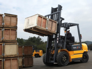 Thực hiện đúng quy trình nâng, hạ, di chuyển và quay xe nâng an toàn.