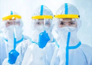 PPE trong y tế giúp bảo vệ nhân viên y tế và hạn chế lây nhiễm.