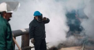 Khi làm việc trong môi trường có nhiều yếu tố có hại sẽ dễ gây hại sức khỏe và giảm hiệu suất làm việc.