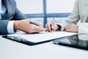 Phụ cấp độc hại nên ghi rõ trong hợp đồng lao động.