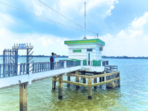 Trạm quan trắc nước mặt giám sát chất lượng nguồn nước tự nhiên.