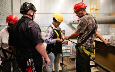 ai-bat-buoc-phai-co-the-an-toan-lao-dong